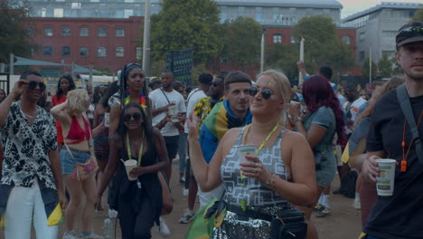 People-dancing-at-outdoor-music-concert