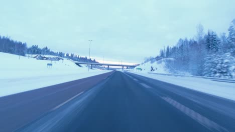 Toma-Pov-A-Lo-Largo-De-Una-Carretera-Despejada-En-Helsinki-Después-De-Una-Fuerte-Nevada