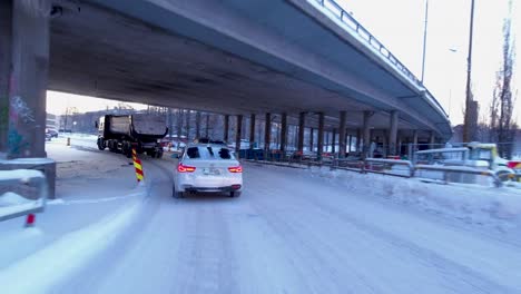 POV-Fahrt-Unter-Autobahnbrücken-Hindurch-Und-Vorbei-An-Baustellen