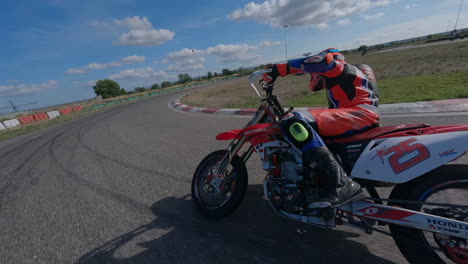 Persecución-De-Drones-Fpv-Detrás-De-Un-Motociclista-En-Un-Hipódromo-Acelerando-Tirando-De-Un-Caballito