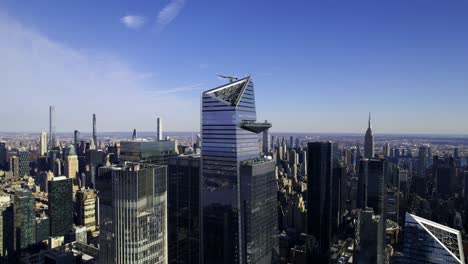 Vista-Aérea-Hacia-El-Borde-De-La-Cubierta-Superior-Del-Cielo-En-Nueva-York,-Día-Soleado-En-Estados-Unidos