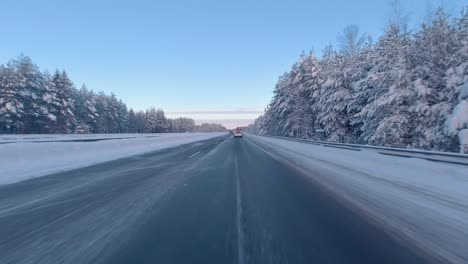 Zeitrafferaufnahme-Beim-Fahren-Auf-Einer-Autobahn-In-Helsinki