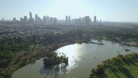 Empuje-Lento-A-Gran-Altura-Sobre-El-Parque-Yarkon-Tel-Aviv-En-Un-Día-Soleado---Torres-De-Tel-Aviv-En-El-Fondo-#020