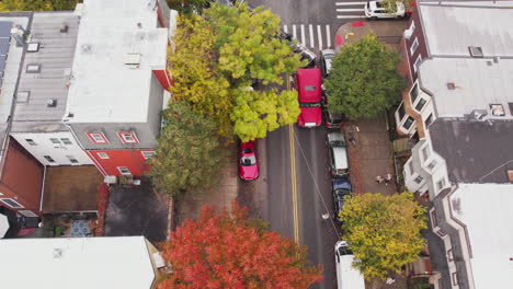 Vista-Aérea-Del-Camión-Con-Remolque-Largo-Atascado-En-La-Intersección-De-La-Calle,-Brooklyn,-Nueva-York,-Ee.uu.