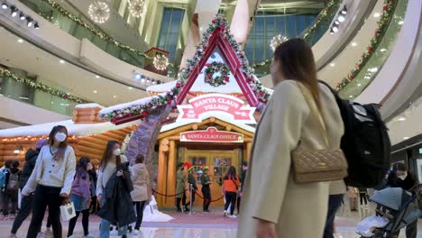 Compradores-Chinos-Pasan-Junto-A-Un-Evento-De-Instalación-Navideña-En-Un-Centro-Comercial-En-Hong-Kong