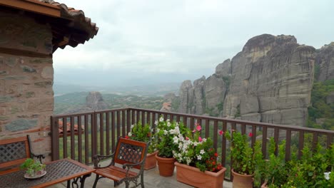 Panoramablick-Auf-Die-Meteora-Felsformation-In-Griechenland-Von-Einem-Der-Orthodoxen-Klöster