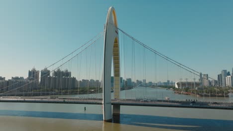 Horizonte-De-La-Ciudad-De-Guangzhou-Con-Tráfico-En-El-Puente-De-Liede,-Camión-Aéreo-A-La-Derecha