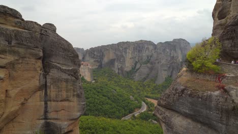 Bosque-Que-Crece-En-La-Parte-Inferior-De-La-Formación-Rocosa-De-Meteora-En-Grecia