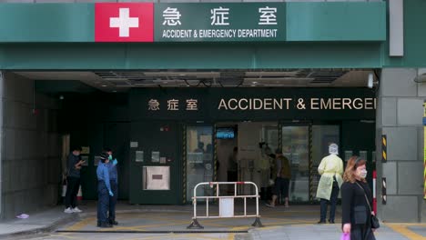 Vista-De-Un-Accidente-Y-Entrada-A-La-Sala-De-Emergencias-De-Un-Hospital-Mientras-Los-Trabajadores-De-La-Salud-Están-En-Espera-Durante-Una-Ola-Variante-Del-Virus-Covid-19