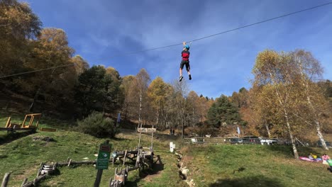 Kinder-Haben-Spaß-Mit-Der-Seilrutsche-Im-Seilabenteuerpark,-Wald-Im-Hintergrund-Und-Himmel-Für-Kopierraum