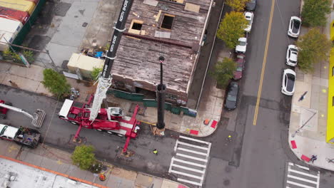 Camión-Grúa-Y-Trabajadores-En-Las-Calles-De-Brooklyn,-Vista-Aérea-Del-Nuevo-Sitio-De-Construcción-De-Vallas-Publicitarias