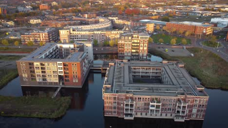 De-Motte-Park-In-Helmond-City-In-Den-Niederlanden,-Hinter-Dem-Edah-Museum-Mit-Einem-Schönen-Sonnenuntergang-über-Der-Stadt