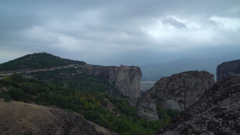 Formación-Rocosa-De-Meteora-En-Grecia-Durante-El-Anochecer