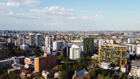 Kangaroo-Point-Cliffs-Sind-Denkmalgeschützte-Klippen-Am-Kangaroo-Point,-Direkt-Gegenüber-Dem-Brisbane-River-Von-Brisbane-CBD-In-Queensland,-Australien