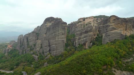 Vista-Panorámica-De-La-Formación-Rocosa-De-Meteora-En-Grecia-Cerca-De-Los-Monasterios-Ortodoxos