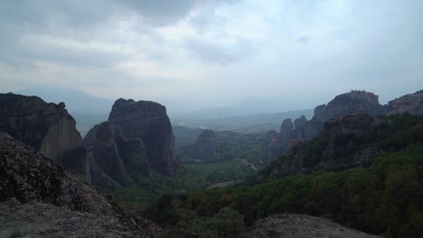 Meteora-Wurde-1988-Wegen-Der-Herausragenden-Architektur-Und-Schönheit-Des-Komplexes-Sowie-Seiner-Religiösen-Und-Künstlerischen-Bedeutung-In-Die-Liste-Des-UNESCO-Weltkulturerbes-Aufgenommen