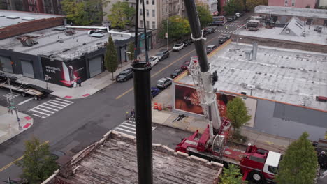 Vista-Aérea-Del-Soporte-De-Acero-De-Elevación-Con-Grúa-Para-Una-Nueva-Valla-Publicitaria-En-Los-Suburbios-De-Brooklyn,-Nueva-York,-EE.UU.