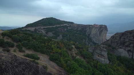 Crepúsculo-Sobre-La-Formación-Rocosa-De-Meteora-En-Grecia-Con-Monasterios-Ortodoxos