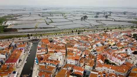 Capilla-De-São-Gonçalinho,-Puente-Peatonal-Circular-Aveiro,-Portugal-En-La-Costa-Oeste-De-Las-Orillas-De-La-Ría-De-Aveiro