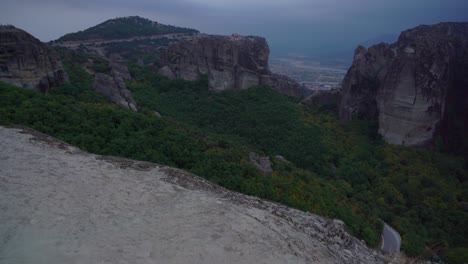 Vasto-Bosque-Verde-En-La-Base-De-La-Formación-Rocosa-De-Meteora-En-Grecia-Con-Monasterios-Ortodoxos