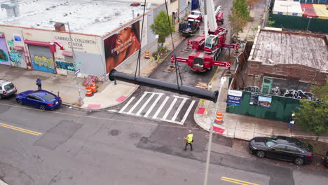 Vista-Aérea,-Trabajadores-Y-Camión-Con-Grúa-Trabajando-En-La-Instalación-De-Una-Nueva-Valla-Publicitaria-En-Los-Suburbios-De-Brooklyn-Nyc-Usa