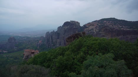 Monasterios-Ortodoxos-Visibles-En-La-Formación-Rocosa-De-Meteora-En-Grecia