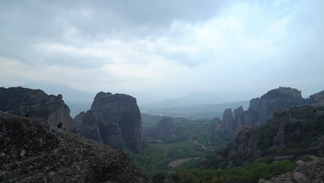 Formación-Rocosa-De-Meteora-En-Grecia-Con-Monasterios-Ortodoxos---Seis-De-Ellos-Todavía-Están-En-Uso-Hoy-Y-Pueden-Ser-Visitados-Por-El-Público