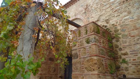 Vides-En-La-Pared-De-La-Antigua-Catedral-Bizantina-En-Veria-O-Veroia,-Históricamente-También-Deletreada-Berea