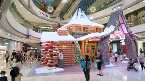 Los-Compradores-Pasan-Frente-A-Un-Evento-De-Instalación-Navideña-En-Un-Centro-Comercial-De-Lujo-En-Hong-Kong