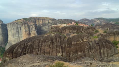 Vista-Panorámica-De-La-Formación-Rocosa-De-Meteora-En-Grecia-Cerca-De-Los-Monasterios-Ortodoxos-En-Un-Día-Soleado