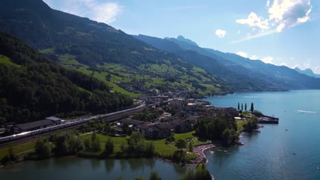 Der-Walensee-In-Der-Ostschweiz-Verbindet-Die-Beiden-Kantone-St