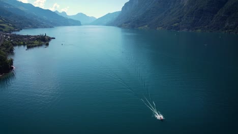 El-Lago-Walensee-En-El-Este-De-Suiza-Une-Los-Dos-Cantones-De-St