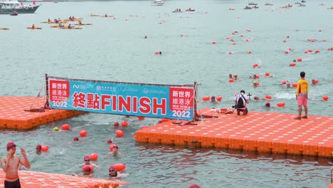 Los-Participantes-De-Natación-Cruzan-La-Línea-De-Meta-Mientras-Toman-Parte-En-La-Competencia-Anual-De-Natación-New-World-Harbour-Race-En-Hong-Kong