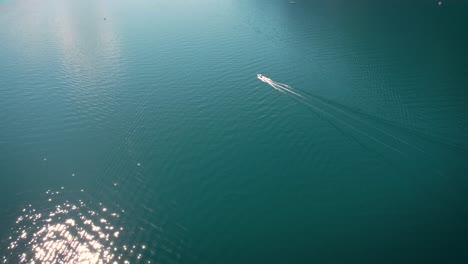 El-Lago-Walensee-En-El-Este-De-Suiza-Une-Los-Dos-Cantones-De-St