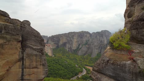 Vista-Panorámica-De-La-Formación-Rocosa-De-Meteora-En-Grecia-En-Un-Día-Cambiante