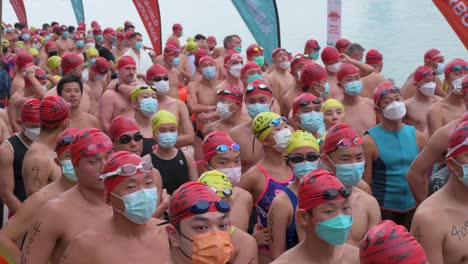 Los-Participantes-Esperan-En-La-Línea-De-Salida-Durante-La-Competencia-Anual-De-Natación-New-World-Harbour-Race-En-Hong-Kong.