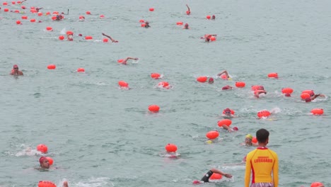 Participantes-Y-Entusiastas-De-La-Natación-Toman-Parte-En-La-Competencia-Anual-De-Natación-New-World-Harbour-Race-En-Hong-Kong