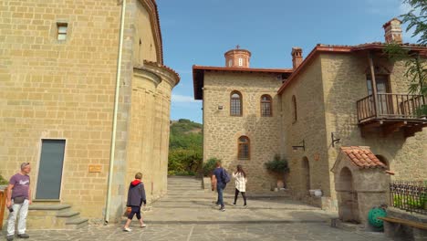 Casas-Del-Santo-Monasterio-De-San-Esteban-En-La-Formación-Rocosa-De-Meteora-En-Grecia