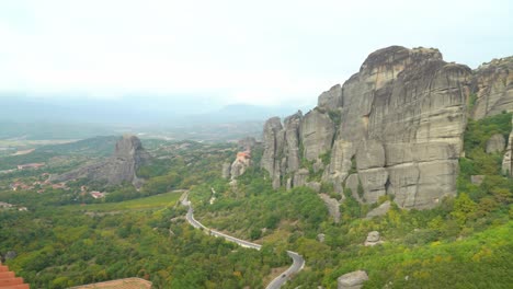 Exuberante-Bosque-Verde-En-El-Fondo-De-La-Formación-Rocosa-De-Meteora-En-Grecia-Cerca-De-Los-Monasterios-Ortodoxos