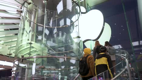 Kunden-Gehen-Die-Treppe-Im-Offiziellen-Store-Des-Amerikanischen-Multinationalen-Technologieunternehmens-Apple-In-Hongkong-Hinauf