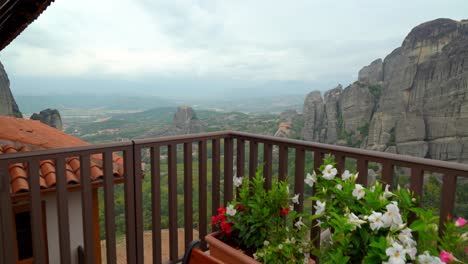 Blick-Auf-Die-Meteora-felsformation-In-Griechenland-Von-Einem-Der-Balkone-Des-Orthodoxen-Klösters