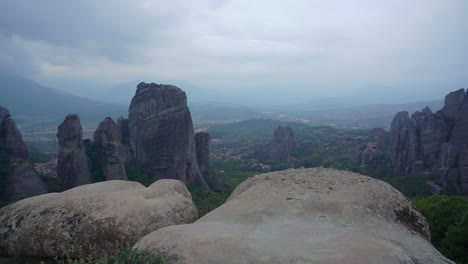 Vista-Panorámica-Con-Nubes-Oscuras-Sobre-La-Formación-Rocosa-De-Meteora-En-Grecia-Con-Monasterios-Ortodoxos