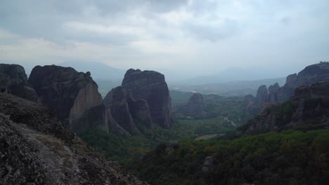 Riesige-Felsbrocken-Von-Meteora-Felsformationen-In-Griechenland-Mit-Orthodoxen-Klöstern