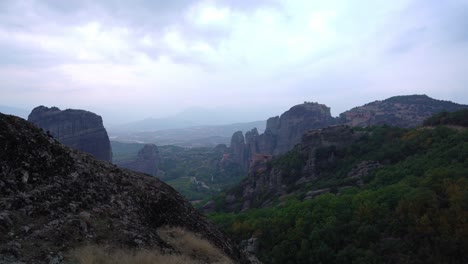 Formación-Rocosa-De-Meteora-En-Grecia-Con-Monasterios-Ortodoxos-Durante-La-Hora-Azul