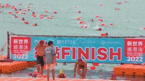 Los-Participantes-Y-Entusiastas-De-La-Natación-Cruzan-La-Línea-De-Meta-Mientras-Toman-Parte-En-La-Competencia-Anual-De-Natación-New-World-Harbour-Race-En-Hong-Kong