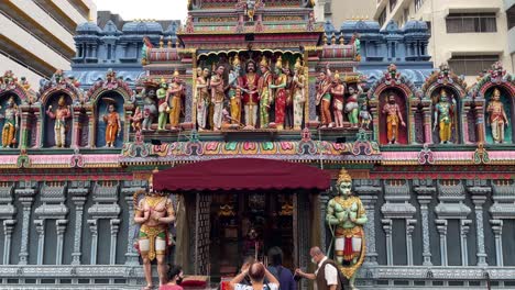 Vista-Inclinada-De-Los-Devotos-Que-Rezan-Fuera-Del-Templo-Sri-Krishnan,-Un-Templo-Hindú-En-La-Calle-Waterloo,-Bugis,-Singapur