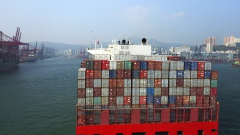 Buque-Portacontenedores-San-Fransisca-Fletado-Por-Maersk-Line-Zarpando-Hacia-Su-Atraque-En-El-Puerto-De-Hong-Kong-Mientras-Un-Remolcador-Empuja-El-Barco