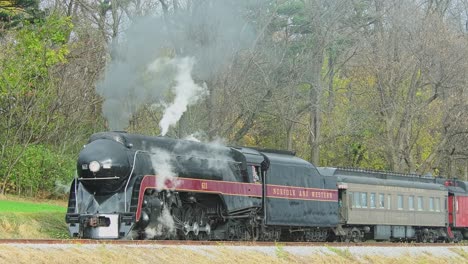 Una-Vista-De-Un-Tren-De-Pasajeros-De-Vapor-Detenido-En-Un-Frío-Día-De-Otoño-Con-Mucho-Humo-Y-Vapor