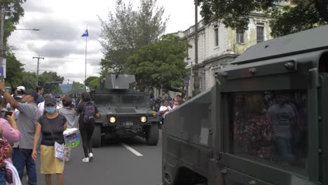 Gepanzerte-Militärfahrzeuge-Ziehen-Während-Der-Feierlichkeiten-Zum-Unabhängigkeitstag-Des-Landes-Durch-Die-Straßen-Der-Stadt-San-Salvador