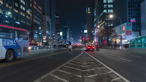 Tráfico-De-Lapso-De-Tiempo-Urbano-Por-La-Noche-En-La-Calle-Principal-De-Gangnam-daero-Del-Distrito-De-Gangnam